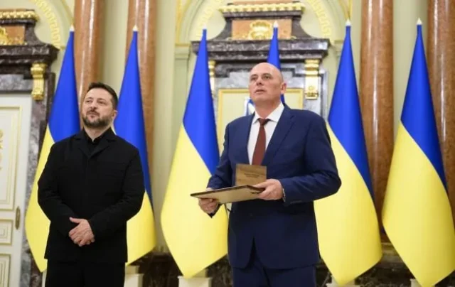 Зеленський відзначив енергетика, який рятував Курахівську ТЕС Зеленський відзначив енергетика, який рятував Курахівську ТЕС