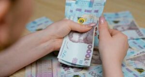 Мінімальна зарплата з 1 вересня: скільки українці отримуватимуть «на руки» Мінімальна-зарплата-з-1-вересня:-скільки-українці-отримуватимуть-«на-руки»