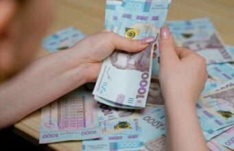 Мінімальна зарплата з 1 вересня: скільки українці отримуватимуть «на руки» Мінімальна-зарплата-з-1-вересня:-скільки-українці-отримуватимуть-«на-руки»