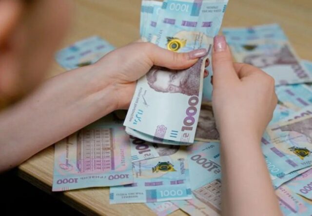 Мінімальна зарплата з 1 вересня: скільки українці отримуватимуть «на руки» Мінімальна-зарплата-з-1-вересня:-скільки-українці-отримуватимуть-«на-руки»