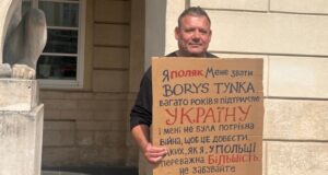 Польський волонтер Борис Тинка провів акцію підтримки українців у Львові «Забули-про-Катинь,-але-згадали-Волинь».-Поляк-із-Кракова-приїхав-до-Львова-захищати-українців