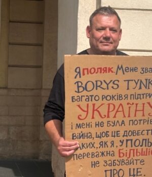 «Забули-про-Катинь,-але-згадали-Волинь».-Поляк-із-Кракова-приїхав-до-Львова-захищати-українців