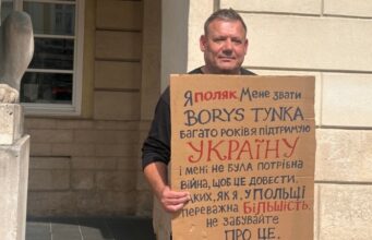 Польський волонтер Борис Тинка провів акцію підтримки українців у Львові «Забули-про-Катинь,-але-згадали-Волинь».-Поляк-із-Кракова-приїхав-до-Львова-захищати-українців
