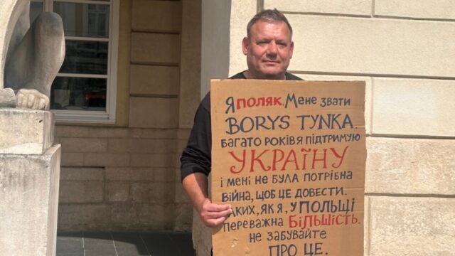 Польський волонтер Борис Тинка провів акцію підтримки українців у Львові «Забули-про-Катинь,-але-згадали-Волинь».-Поляк-із-Кракова-приїхав-до-Львова-захищати-українців