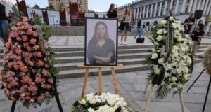 Прощання з журналісткою Вікторією Рощиною: пам’ять про героїзм і боротьбу Єсипенко:-на похованні Вікторії-Рощиної-я дав собі обіцянку