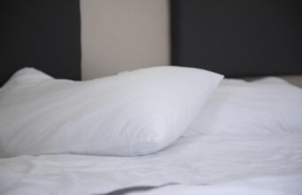 Як раз і назавжди позбутися запаху з подушок: 6 причин, чому час їх випрати Як-раз-і-назавжди-позбутися-запаху-з-подушок:-6-причин,-чому-час-їх-випрати