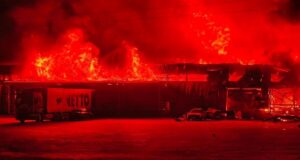 Росіяни атакували склади “Нової пошти” та виробництво на Київщині: спалахнули пожежі Росіяни-атакували-склади-“Нової-пошти”-та-виробництво-на-Київщині:-спалахнули-пожежі