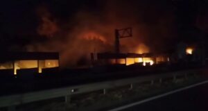 У Бучанському районі горять складські приміщення: пожежа супроводжується вибухами У-Бучанському-районі-горять-складські-приміщення:-пожежа-супроводжується-вибухами