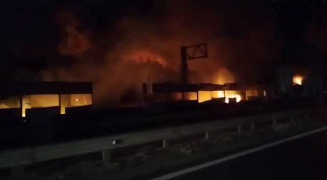 У Бучанському районі горять складські приміщення: пожежа супроводжується вибухами У-Бучанському-районі-горять-складські-приміщення:-пожежа-супроводжується-вибухами