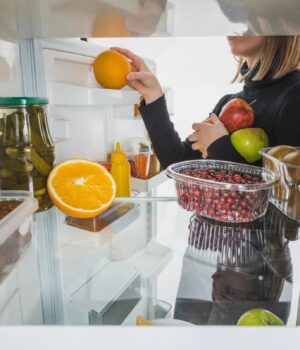 7-продуктів,-які-не-варто-зберігати-на-дверцятах-холодильника
