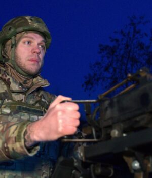 У Києві пролунали вибухи, місто під ударом дронів
