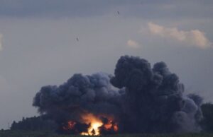 Чорний дим видно з багатьох районів Києва: на Житомирській трасі від вечора вирує масштабна пожежа (відео) Чорний-дим-видно-з багатьох-районів-Києва:-на Житомирській-трасі-від-вечора-вирує-масштабна-пожежа-(відео)