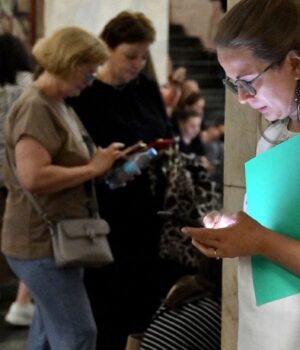 У Києві лунають вибухи, на Оболоні палає багатоповерхівка