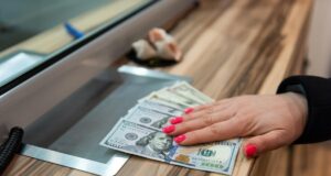 Скільки коштуватимуть 100 доларів: прогноз банкіра на перший тиждень вересня Скільки-коштуватимуть-100-доларів:-прогноз-банкіра-на-перший-тиждень-вересня
