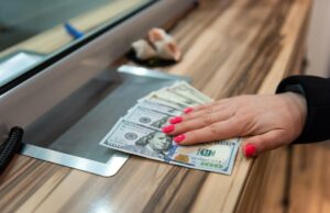 Скільки коштуватимуть 100 доларів: прогноз банкіра на перший тиждень вересня Скільки-коштуватимуть-100-доларів:-прогноз-банкіра-на-перший-тиждень-вересня