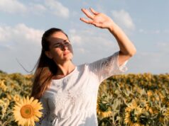 Вчені створили тканину, яка охолоджує тіло і відбиває 88% сонячного світла Вчені-створили-тканину,-яка-охолоджує-тіло-і-відбиває-88%-сонячного-світла