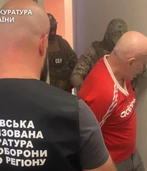 У військового вимагали 20 тисяч доларів за переведення в тил