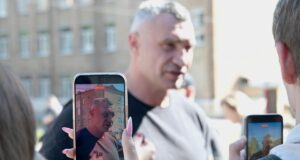 Кличко закликав уряд не обмежувати рух між берегами Києва під час тривог та послабити комендантську... Кличко-закликав-уряд-не-обмежувати-рух-між-берегами-Києва-під-час-тривог-та-послабити-комендантську.