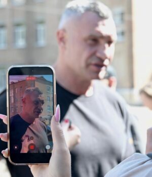Кличко-закликав-уряд-не-обмежувати-рух-між-берегами-Києва-під-час-тривог-та-послабити-комендантську.