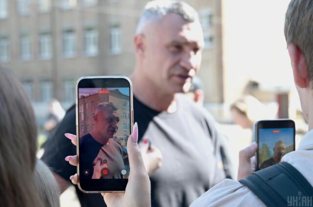Кличко закликав уряд не обмежувати рух між берегами Києва під час тривог та послабити комендантську... Кличко-закликав-уряд-не-обмежувати-рух-між-берегами-Києва-під-час-тривог-та-послабити-комендантську.