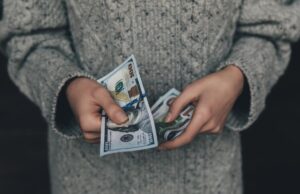 Скільки коштуватимуть 100 доларів: прогноз банкіра на вересень Скільки-коштуватимуть-100-доларів:-прогноз-банкіра-на-вересень
