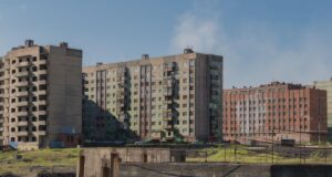 До цього міста не веде жодна дорога, а взимку Сонце там не сходить 45 днів До-цього-міста-не-веде-жодна-дорога,-а-взимку-Сонце-там-не-сходить-45-днів