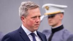 Ден Дрісколл подав у відставку з посади міністра армії США Людина-дрон-Трампа-Чому-йде-з-посади-Ден-Дрісколл,-який-передав-Зеленському-мирний-план-з-28.