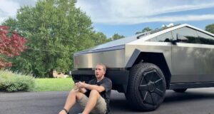 Чоловік купив Tesla Cybertruck за $100 тисяч і здивувався вартості пікапа через два роки Чоловік-купив-tesla-cybertruck-за-$100-тисяч-і-здивувався-вартості-пікапа-через-два-роки