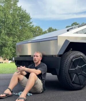Чоловік-купив-tesla-cybertruck-за-$100-тисяч-і-здивувався-вартості-пікапа-через-два-роки