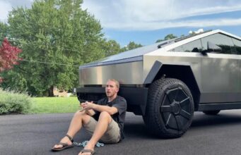 Чоловік купив Tesla Cybertruck за $100 тисяч і здивувався вартості пікапа через два роки Чоловік-купив-tesla-cybertruck-за-$100-тисяч-і-здивувався-вартості-пікапа-через-два-роки