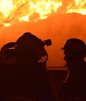 Росія вдарила по складах під Києвом, почалася сильна пожежа