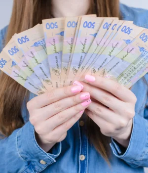 Середня зарплата українців у липні суттєво знизилася