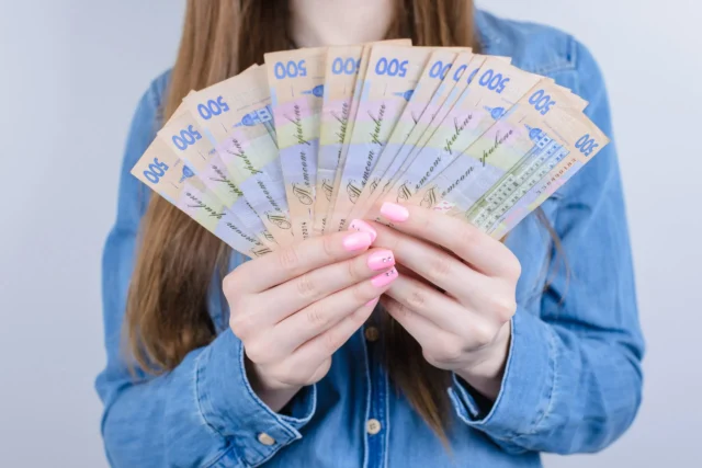 Середня зарплата українців у липні суттєво знизилася Середня зарплата українців у липні суттєво знизилася