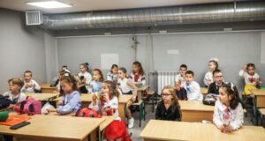 Перший день навчального року в Київській гімназії №20 на фоні обстрілів «Київ-стає-схожим-на-Харків»:-як-українські-діти-почали-навчальний-рік-під-обстрілами