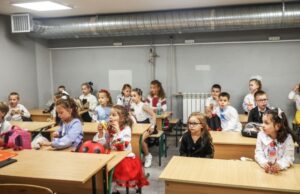 Перший день навчального року в Київській гімназії №20 на фоні обстрілів «Київ-стає-схожим-на-Харків»:-як-українські-діти-почали-навчальний-рік-під-обстрілами