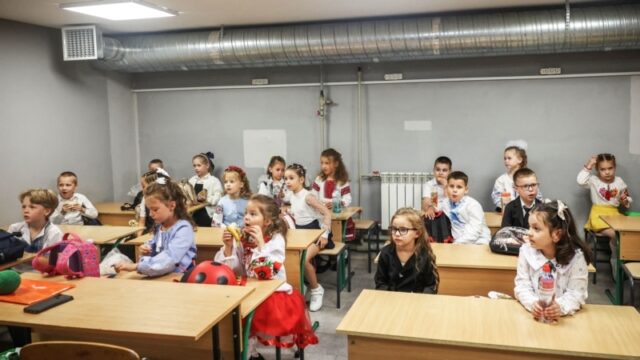 Перший день навчального року в Київській гімназії №20 на фоні обстрілів «Київ-стає-схожим-на-Харків»:-як-українські-діти-почали-навчальний-рік-під-обстрілами