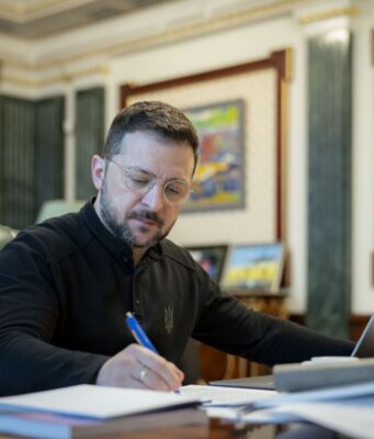 Зеленський ініціює посилення покарань за шахрайство через кол-центри Зеленський пропонує давати “офісникам” до 12 років ув’язнення: що відомо про законопроєкт