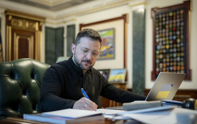 Зеленський ініціює посилення покарань за шахрайство через кол-центри Зеленський пропонує давати “офісникам” до 12 років ув’язнення: що відомо про законопроєкт