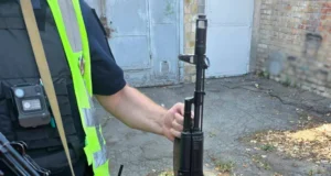 У Києві військового затримали за погрози автоматом перехожому У-Києві-військового-затримали-через-погрози-автоматом-перехожому-–-поліція