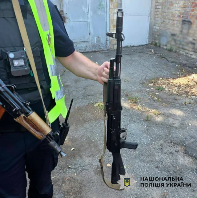 У Києві військового затримали за погрози автоматом перехожому У-Києві-військового-затримали-через-погрози-автоматом-перехожому-–-поліція