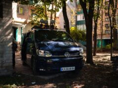 Німецькі волонтерки отримали автомобіль для евакуації на сході України NAUDI передала авто німецьким волонтерам для евакуації з Донбасу (фото)