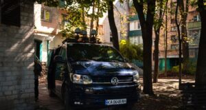 Німецькі волонтерки отримали автомобіль для евакуації на сході України NAUDI передала авто німецьким волонтерам для евакуації з Донбасу (фото)