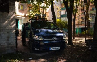 Німецькі волонтерки отримали автомобіль для евакуації на сході України NAUDI передала авто німецьким волонтерам для евакуації з Донбасу (фото)