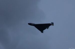 У Києві уламки російського дрона впали на дорогу: пошкоджені авто, є поранені У-Києві-уламки-російського-дрона-впали-на-дорогу:-пошкоджені-авто,-є-поранені