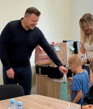 Діти-Захисників-отримали-набори-зі-шкільним-приладдям