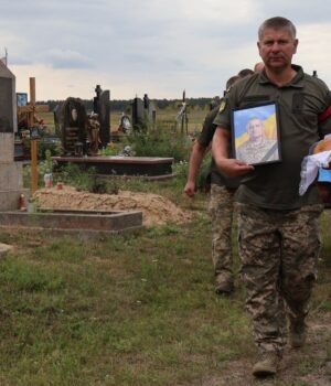 На-Волині-віддали-останню-шану-військовослужбовцю-Леоніду-Фищуку На-Волині-віддали-останню-шану-військовослужбовцю-Леоніду-Фищуку