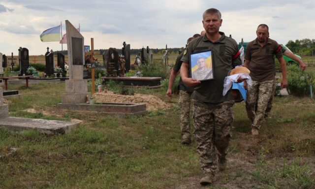 На Волині віддали останню шану військовослужбовцю Леоніду Фищуку На-Волині-віддали-останню-шану-військовослужбовцю-Леоніду-Фищуку