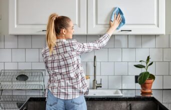 Як видалити липкий жир із шаф на кухні: допоможуть підручні засоби Як-видалити-липкий-жир-із-шаф-на-кухні:-допоможуть-підручні-засоби