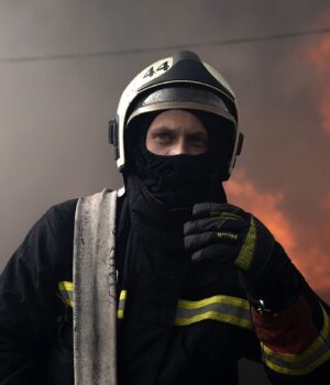 У Борисполі дрон влучив прямо в дах житлової багатоповерхівки