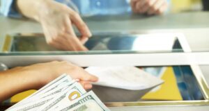 Курс долара та євро в Україні сьогодні: скільки коштує валюта в обмінниках 5 вересня Курс-долара-та-євро-в-Україні-сьогодні:-скільки-коштує-валюта-в-обмінниках-5-вересня